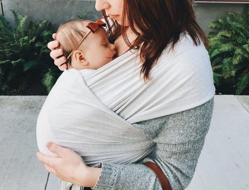 Hai un neonato che vuole sempre stare in braccio? Prova il Baby Wearing?
